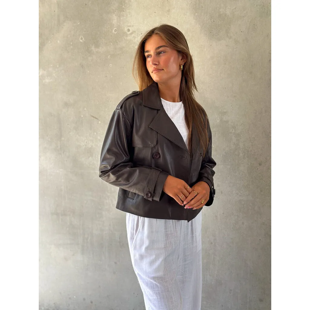 Trendy kort May trenchcoat i blødt skind / 51146 - Chocolate